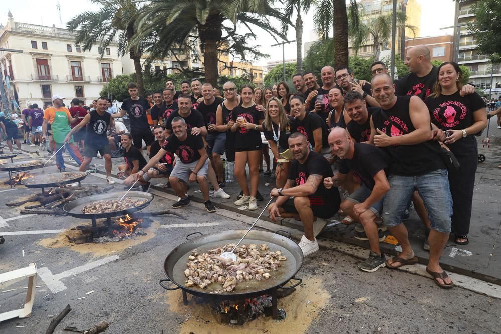Las paellas de las peñas de Sagunt llenan la plaza Cronista Chabret