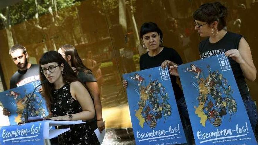 Mar Ampurdanés, Anna Gabriel y Mireia Vehí, de la CUP. // Efe