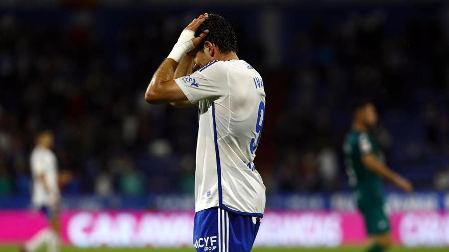Iván Azón se lamenta en un partido del Real Zaragoza.