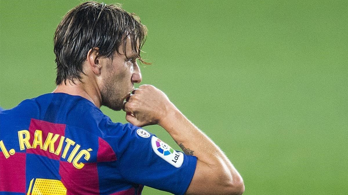 Rakitic celebra su gol al Athletic en el Camp Nou.