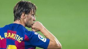 Rakitic celebra su gol al Athletic en el Camp Nou.