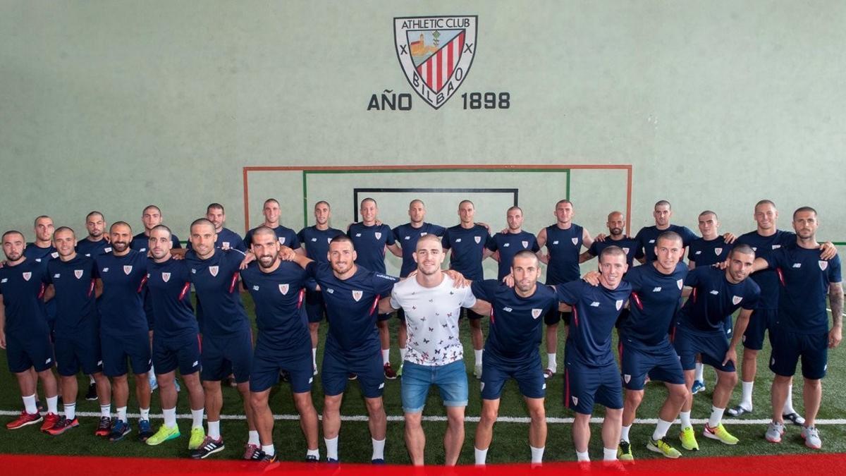 Los jugadores del Athletic, entre ellos Yeray (de blanco), con la cabeza rapada.