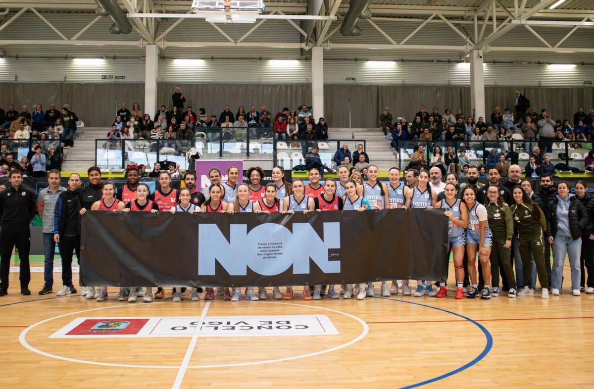 Foto de familia mostrando el rechazo a la violencia de género. | Frederick Ortiz