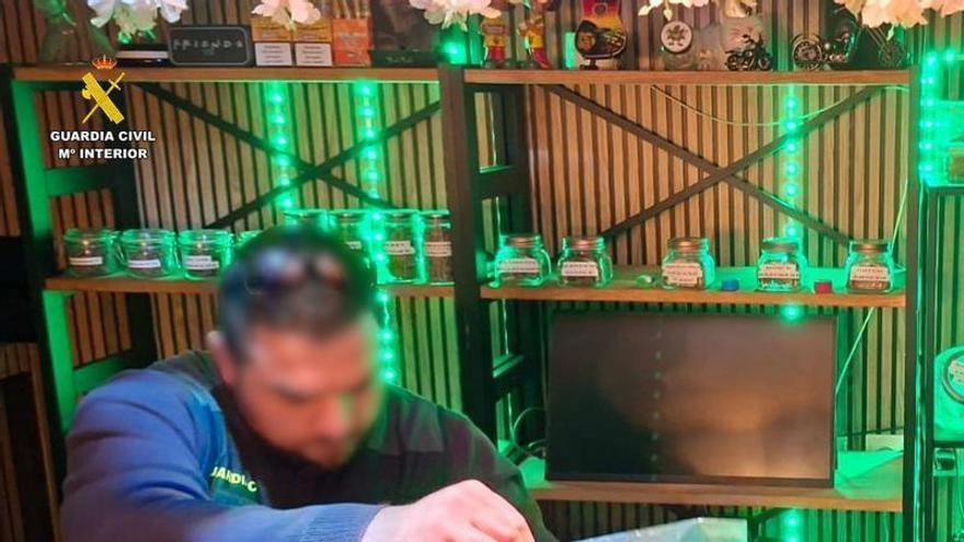 La Guardia Civil desmantela dos asociaciones cannábicas en Orihuela Costa