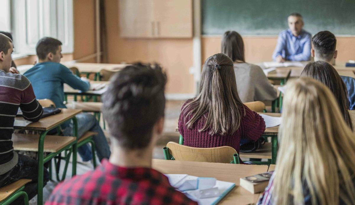 Els alumnes d’una classe segueixen amb atenció les lliçons del professor