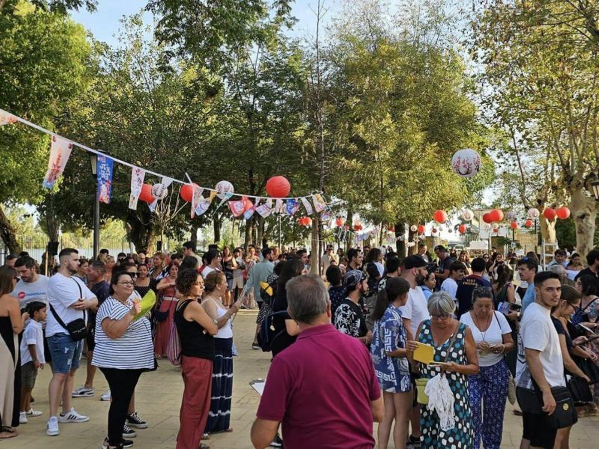 La fiesta nipona en Coria del Río ante la dársena del río Guadalquivir.