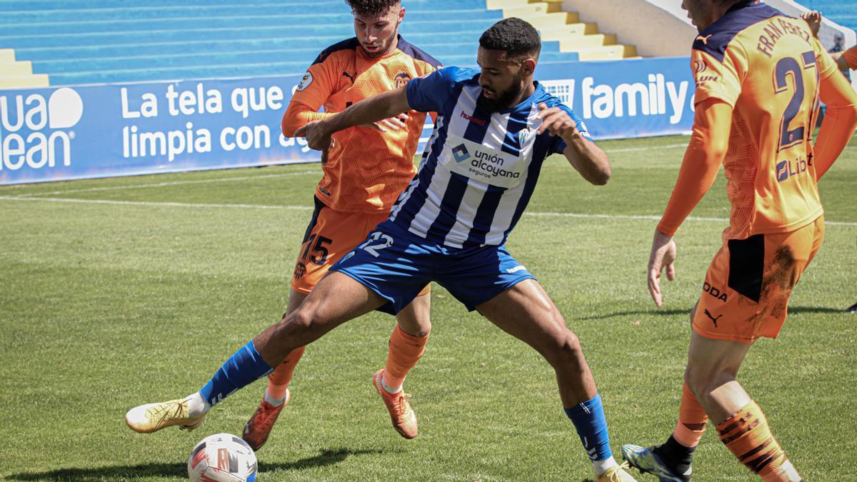 El delantero del Alcoyano, Mourad, autor de uno de los goles de la victoria del domingo en el partido ante el Valencia-Mestalla en El Collao.,