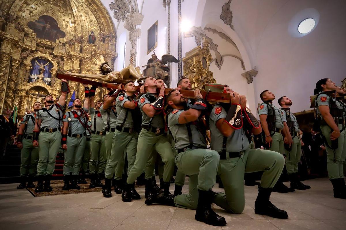 Vía Crucis de La Caridad en el interior de la iglesia de San Francisco.
