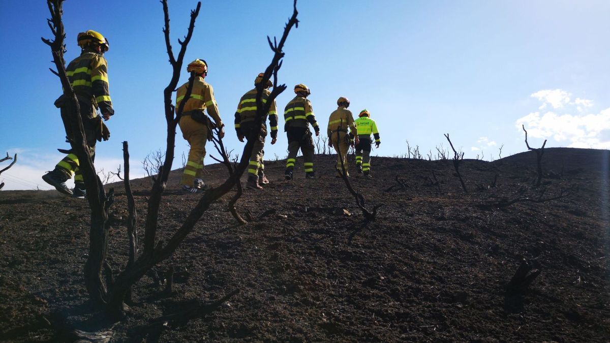 Varios miembros del retén de Añón aún trabajaban sobre el terreno. /  FOTOS: M. CALVO