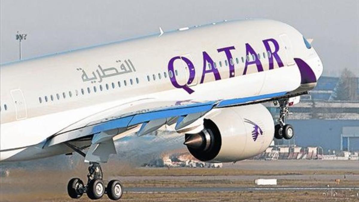 El nuevo A350 XWB de Qatar Airways despega desde la sede de Airbus en Francia el pasado diciembre.