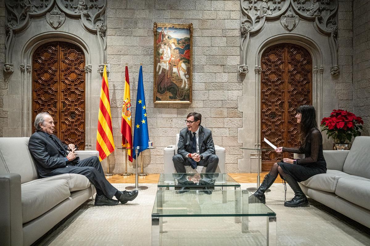 Barcelona 22/12/2025 Cultura. El president de la Generalitat, Salvador Illa, lliura la Medalla d’Or de la Generalitat de Catalunya a Joan Manuel Serrat i Núria Espert. AUTOR: MANU MITRU