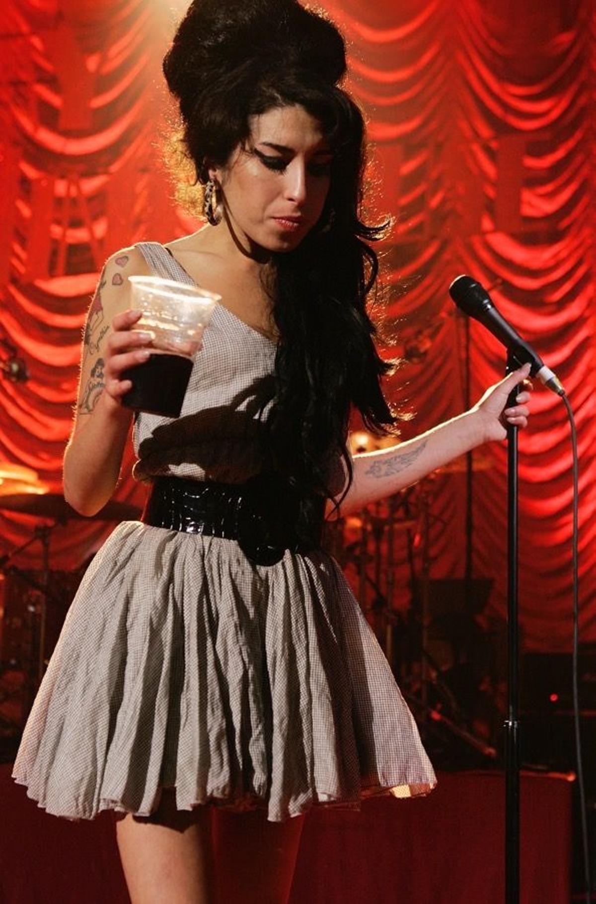 Amy Winehouse, detalle del estilismo en pleno concierto