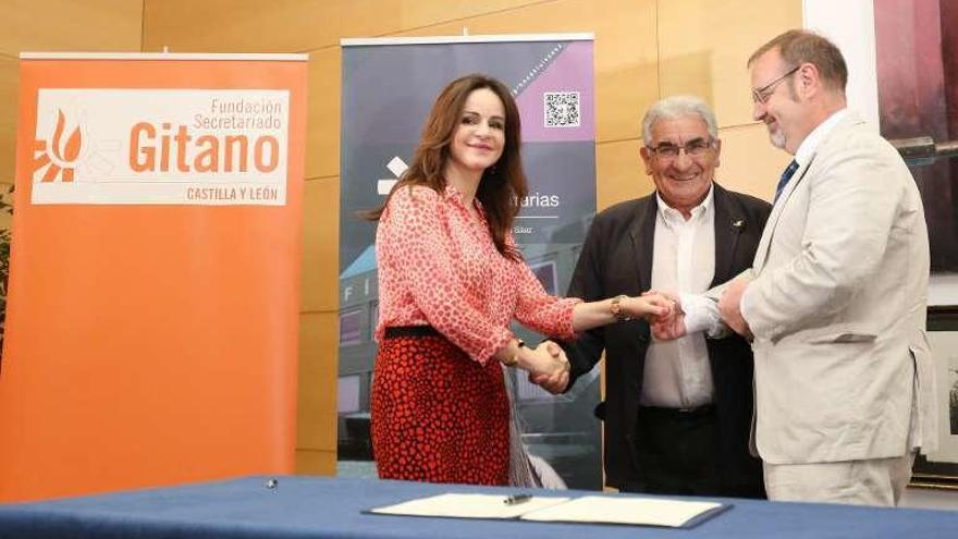 La presidenta de las Cortes y Fernando Rey firman la donación.