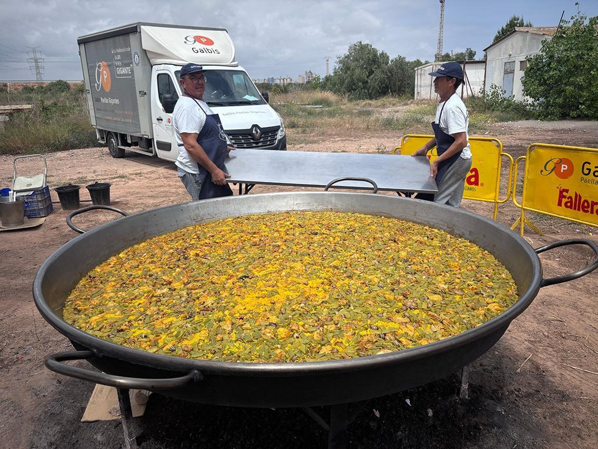 Un momento de los preparativos para la paella gigante.