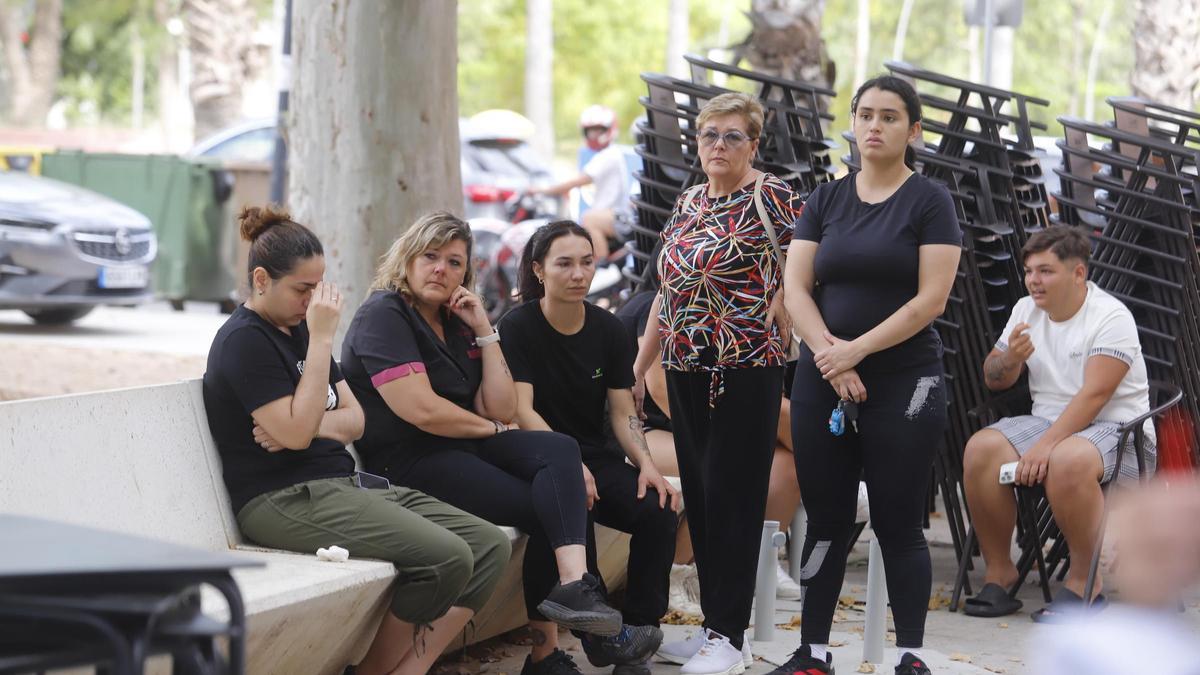 Amigas de la mujer asesinada lloran tras conocer la noticia.