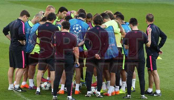 El FC Barcelona entrena en París el partido de Champions