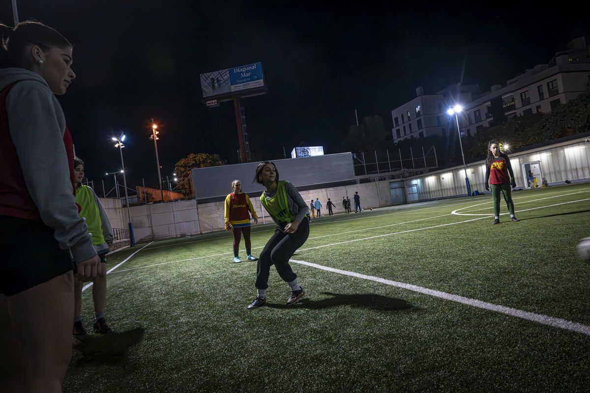 Entrenamiento del primer equipo de fútbol femenino que se crea en el barrio de La Mina