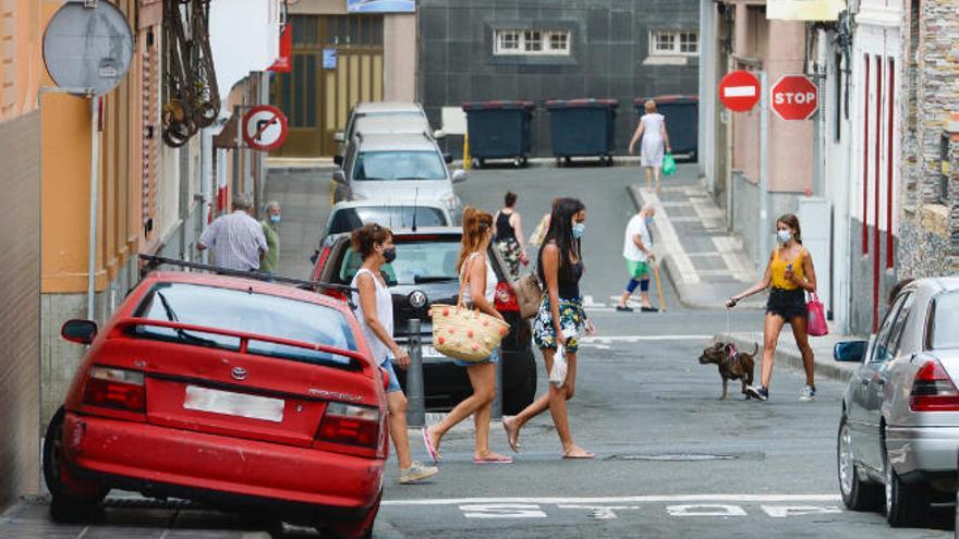 Transeúntes por una de las calles de la zona de La Isleta