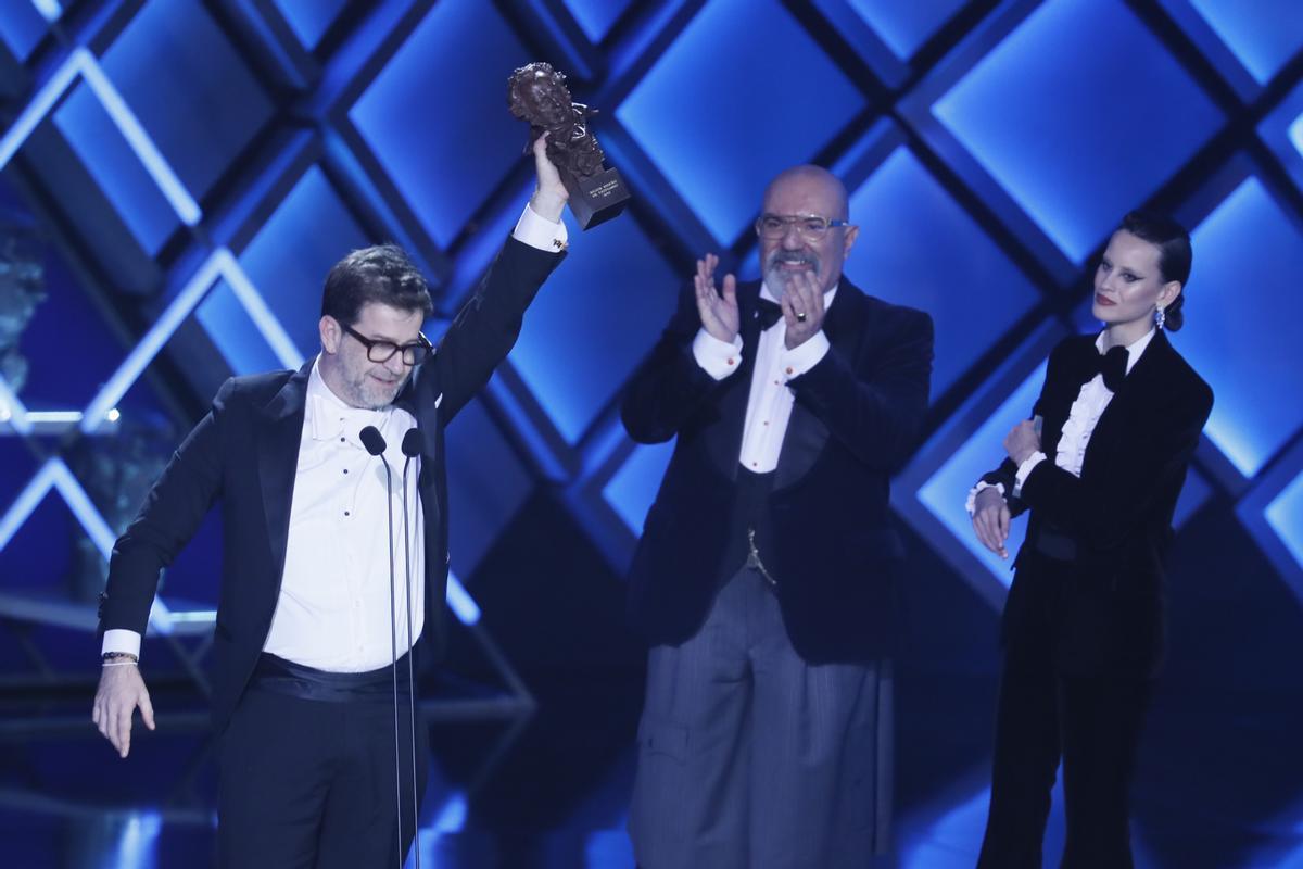 SEVILLA 11/02/2023.- El diseñador Fernando García tras recibir el premio a mejor diseño de vestuario por su trabajo en Modelo 77 durante la gala de la XXXVII edición de los Premios Goya que se celebra este sábado en el Palacio de Congresos y Exposiciones FIBES de Sevilla. EFE/Jose Manuel Vidal