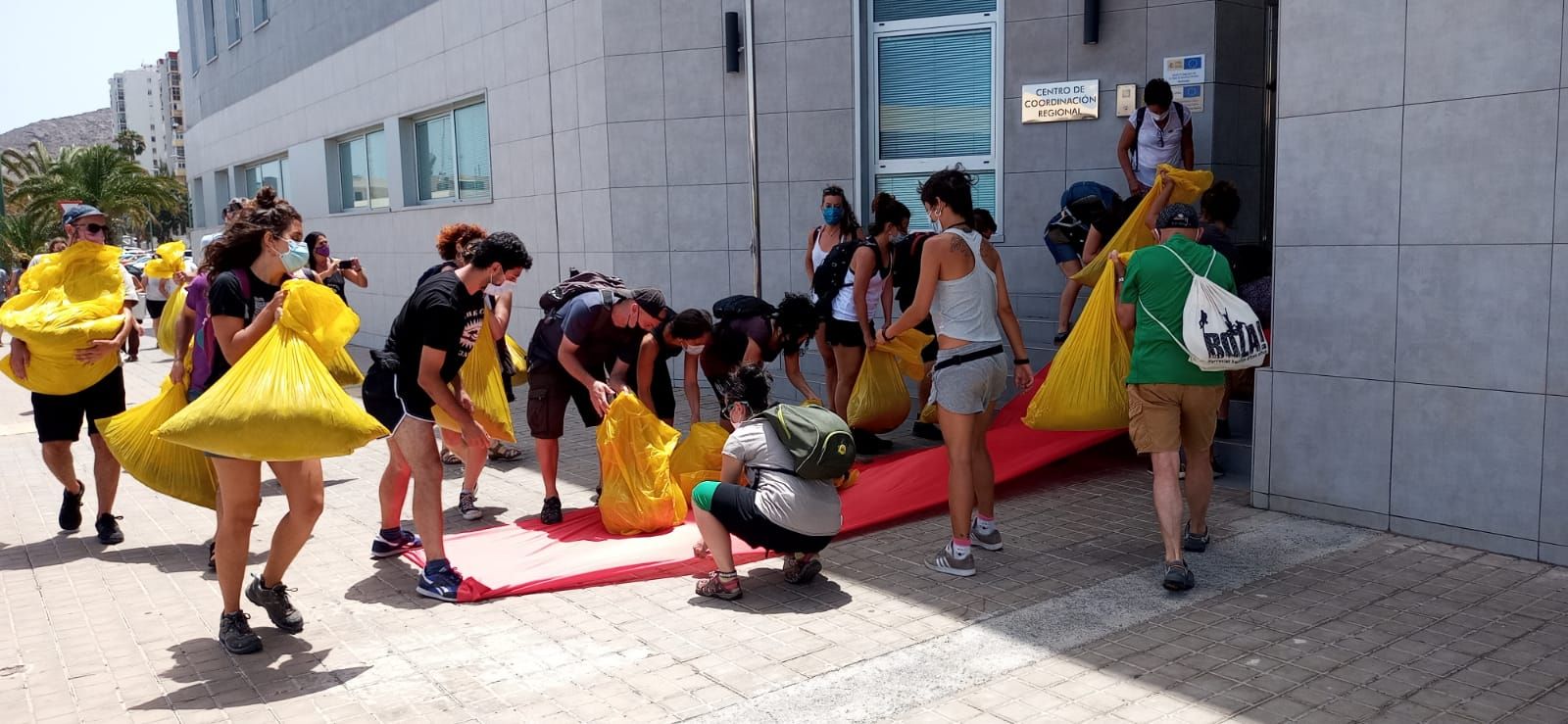 Esparcen 150 kilos de estiércol a la entrada de Frontex en Gran Canaria para pedir su cierre