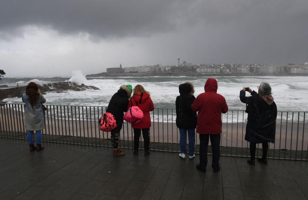 El temporal con alerta roja en el mar deja olas de más de once metros y árboles caídos.