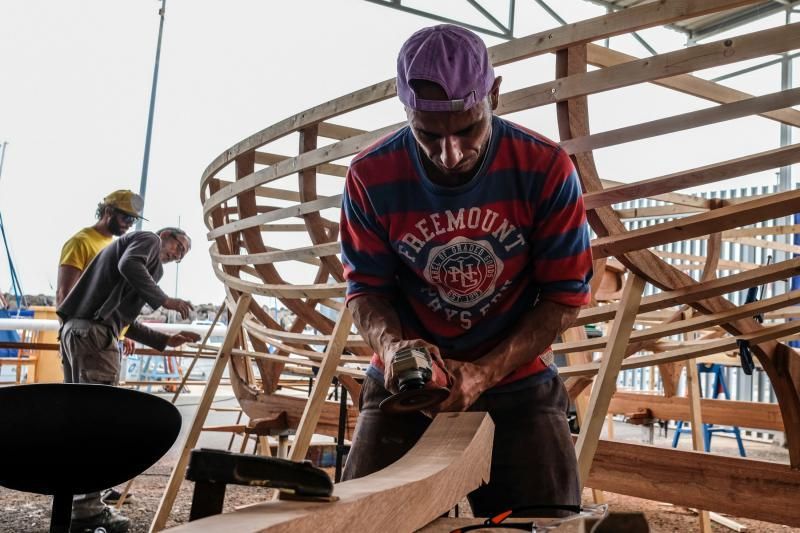 Las Palmas de Gran Canaria. Reportaje estudiantes franceses en prácticas de carpintería de ribera en la sede de la vela latina.  | 03/03/2020 | Fotógrafo: José Carlos Guerra