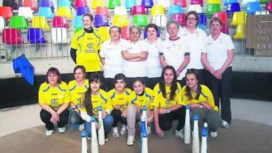 Peñas Les Ponguetes (blanco) y El Berrón (amarillo), antes de su partida de la Liga Femenina. /ocho