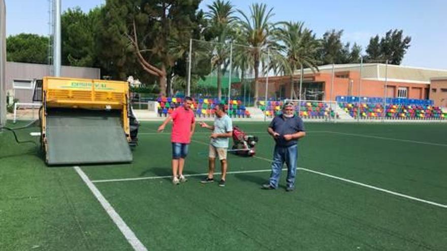 San Vicente renueva el césped del Campo Anexo de la Ciudad Deportiva