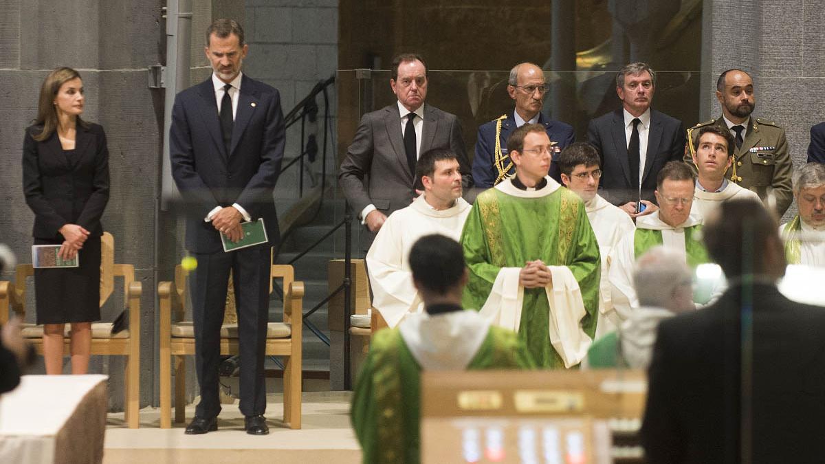 Misa en la Sagrada Familia por las víctimas de los atentados