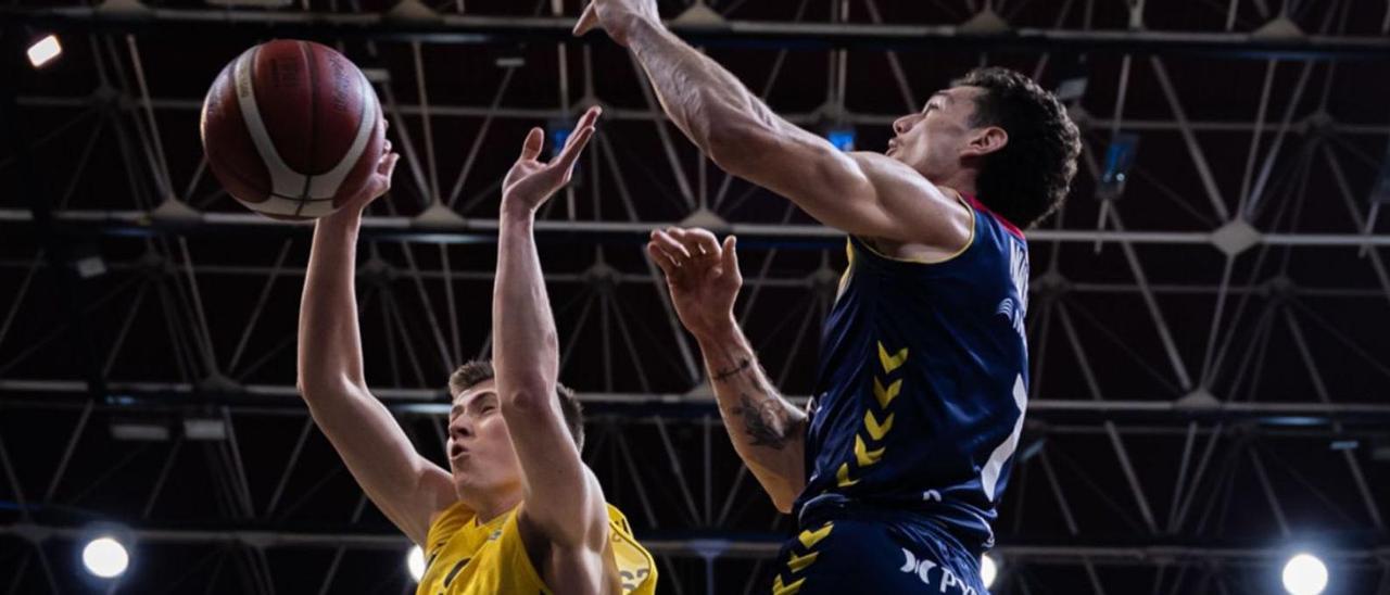 Thorir Thorbjarnarson, del Oviedo Baloncesto, trata de hacerse con el balón ante Juan Rubio, del Andorra. |