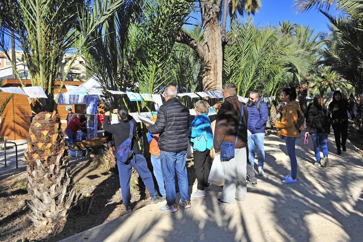 Vecinos en l'Hort de Felip durante la segunda fiesta del Palmeral este sábado en Elche