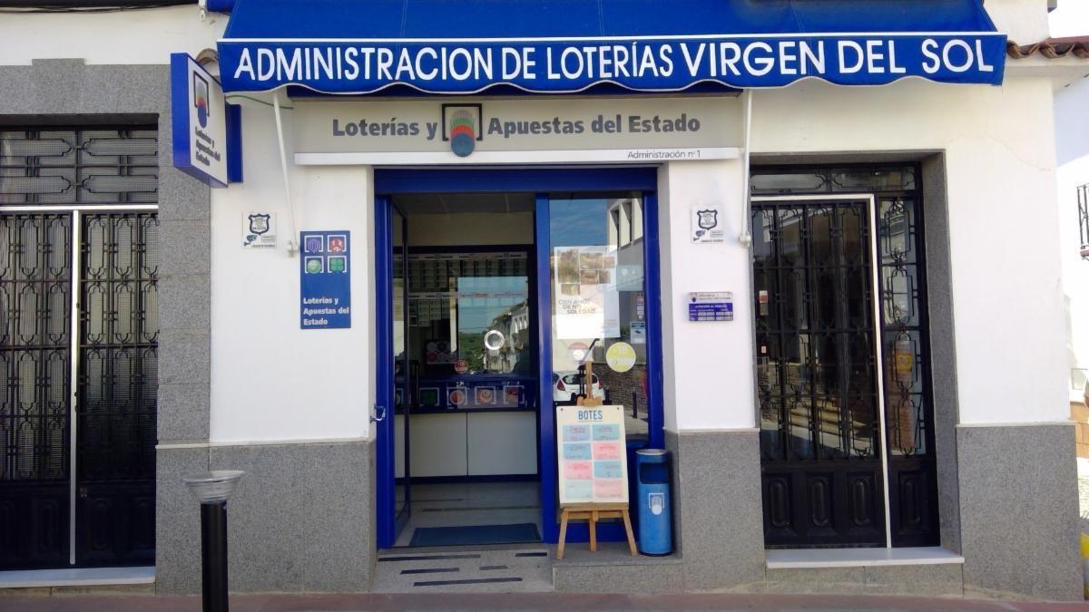 administración de loterías número 1 de Adamuz, ubicada en la plaza de la Constitución, número 13.