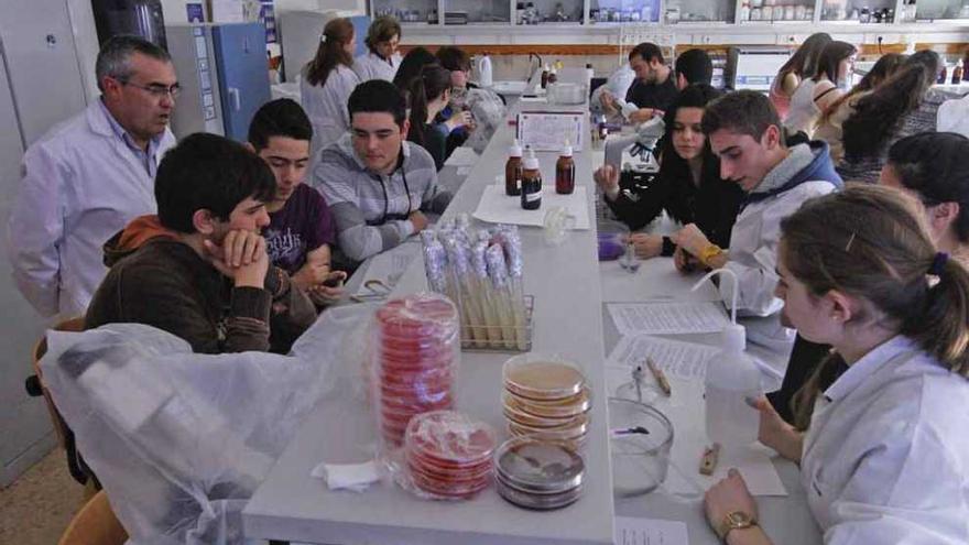 Alumnos del instituto María de Molina en un laboratorio de ciencias.