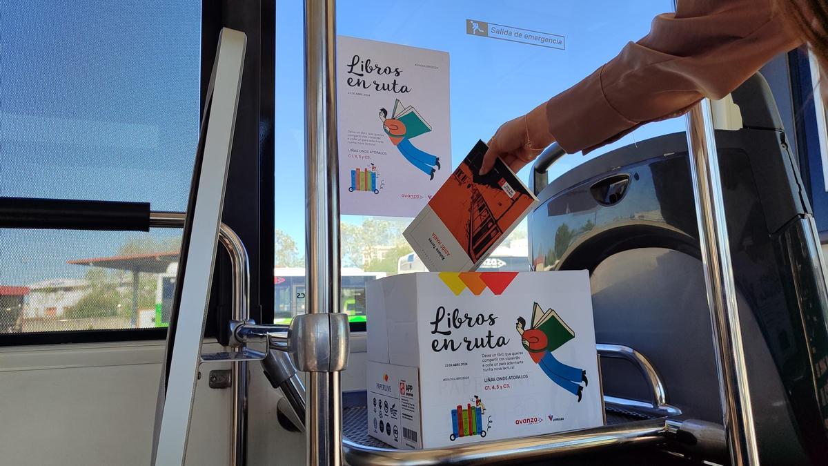 Caja para libros en un bus.