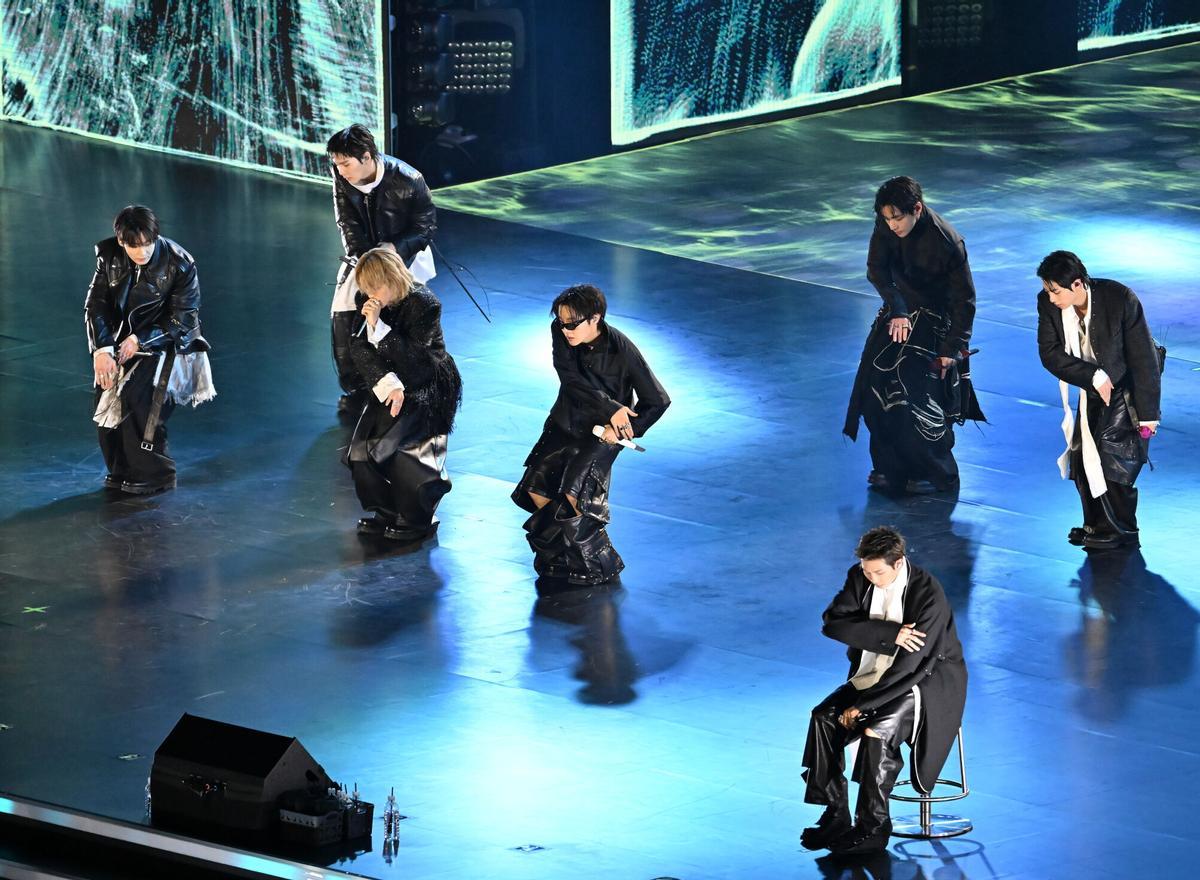 El grupo de K-pop BTS actúa en el escenario durante el concierto ‘BTS THE COMEBACK LIVE | ARIRANG’ en la plaza Gwanghwamun, en el centro de Seúl, Corea del Sur