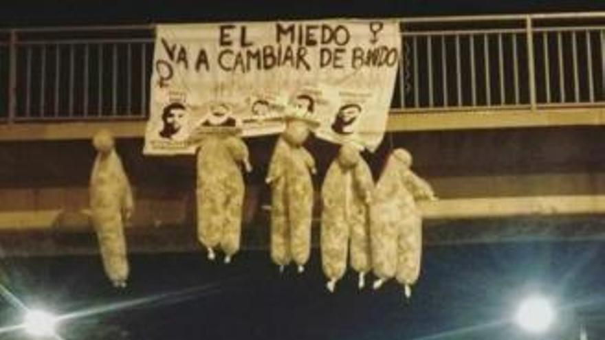 Los cinco muñecos y el cartel, en la avenida del Cid.