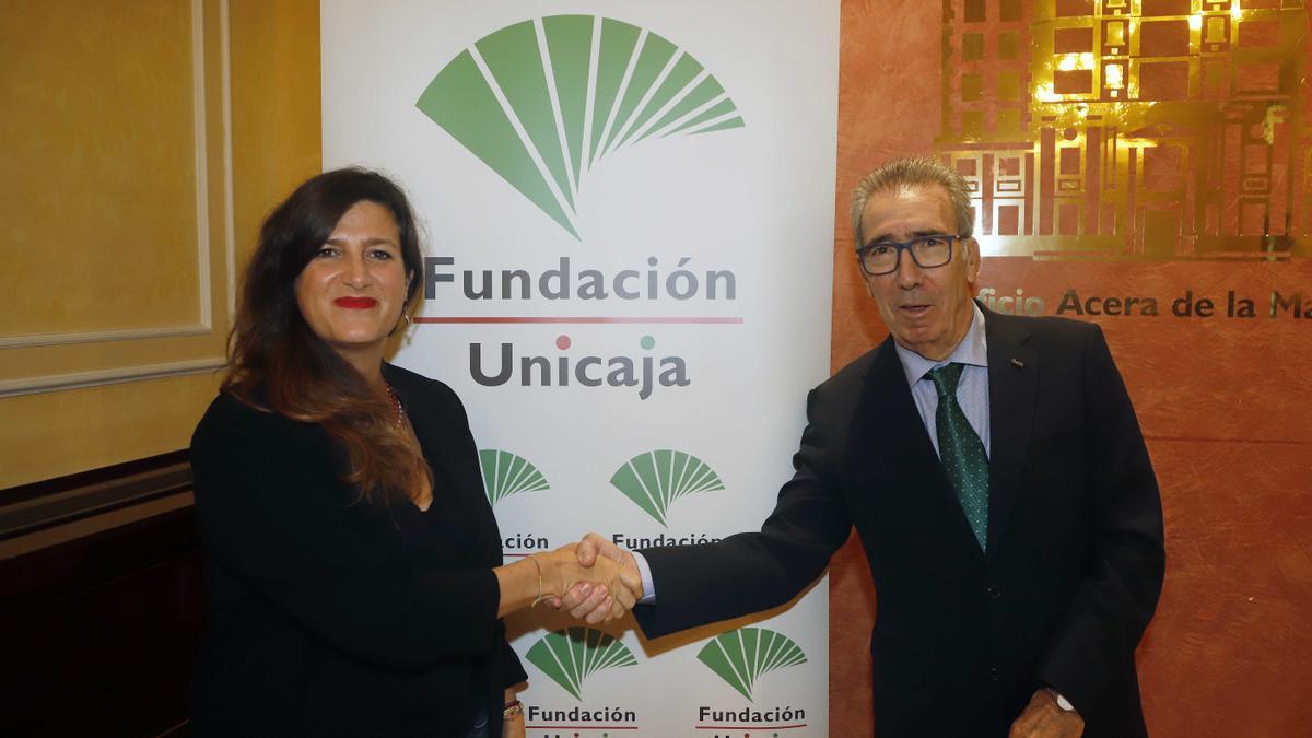 La responsable de Solidaridad e Investigación de la Fundación Unicaja, Ana Cabrera, y el presidente de la Asociación Autismo Málaga, José Reyes, han firmado el convenio de colaboración