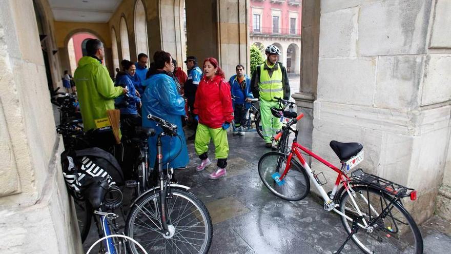 Los participantes en la marcha ciclista se atechan en los soportales de la plaza Mayor.