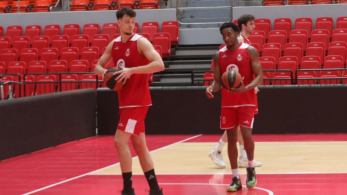 Vanwijn y Okoye, en un entrenamiento en el Príncipe Felipe.