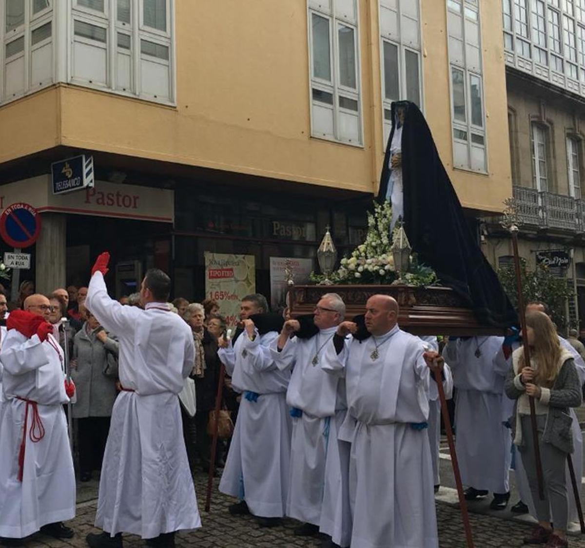 A vila encherase de visitantes para contemplar as tradicionais procesións.