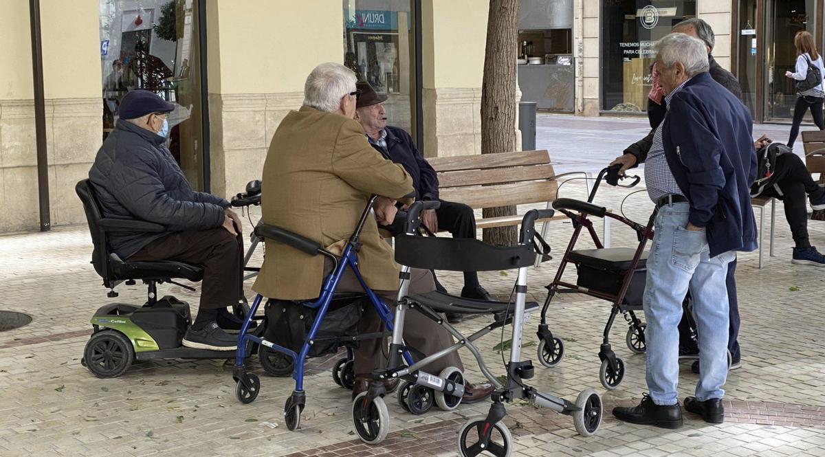 Un grupo de personas jubiladas en la Plaça de Baix. | MATÍAS SEGARRA