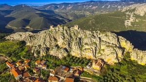 Imagen aérea del municipio de Cabañas del Castillo y sus sierras cuarcíticas.