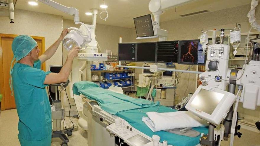 Un operario repone una lámpara en el área de radiología del Hospital Povisa. // Marta G.Brea