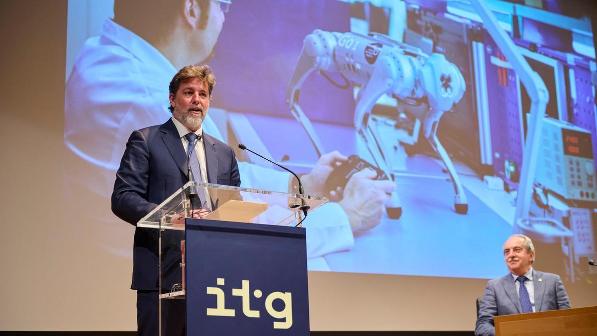 El director general de ITG, Carlos Calvo, (de pie) y su presidente, Antonio Couceiro