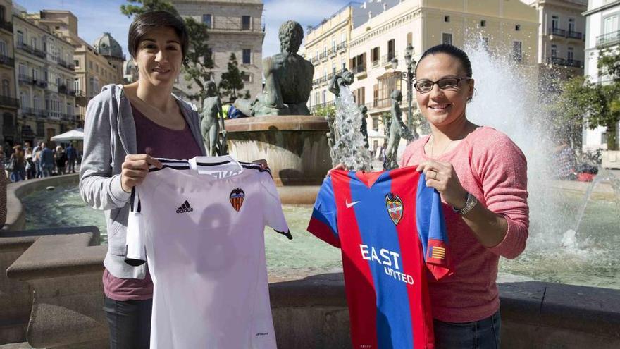 Sara Monforte y Mariví Simó posan con sus camisetas en la plaza de la Virgen de Valencia.