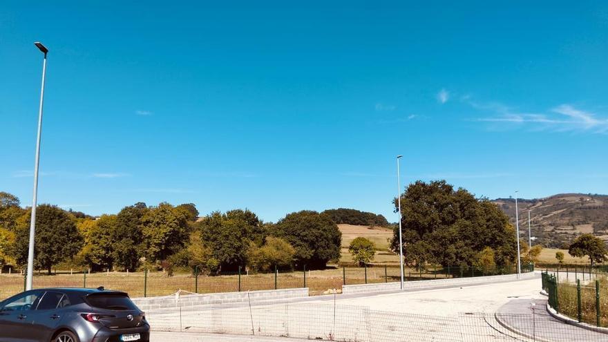Sariego contará con un nuevo acceso a la capital del concejo desde Santianes a mediados de octubre, que evitará el cruce actual sin visibilidad