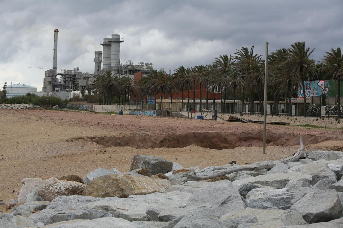 Una zanja durante las obras de descontaminación de 2023 en la playa del Litoral de Sant Adrià de Besòs.