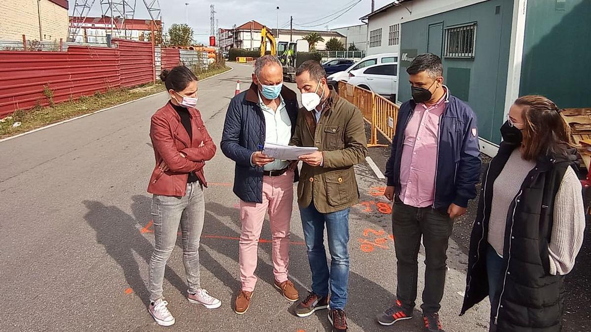 Por la izquierda, Aida Nuño, el ingeniero municipal Juan Carlos Álvarez, Ángel García, Javier Rodríguez y la técnica municipal Leire Gabilondo. | A. I.