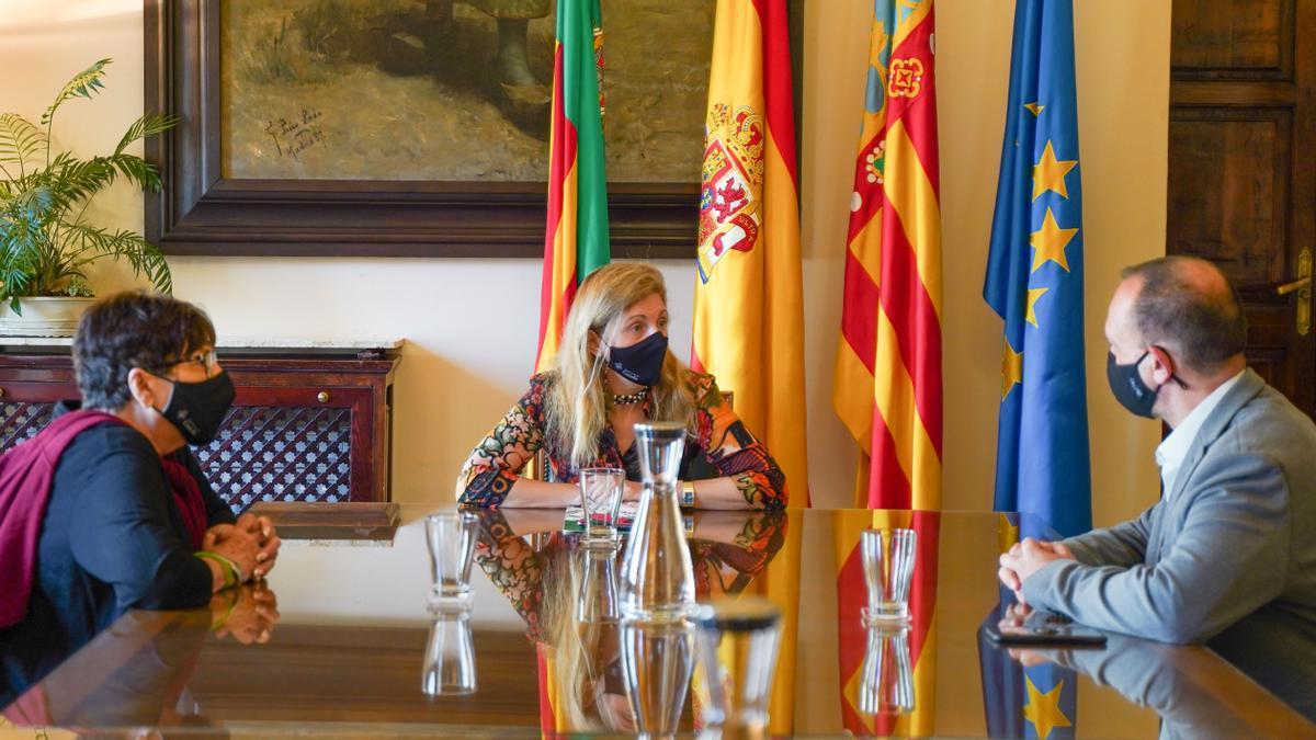 La concejala Garrido, la alcaldesa Maro y el vicepresidente Martínez Dalmau, ayer, en el Ayuntamiento.