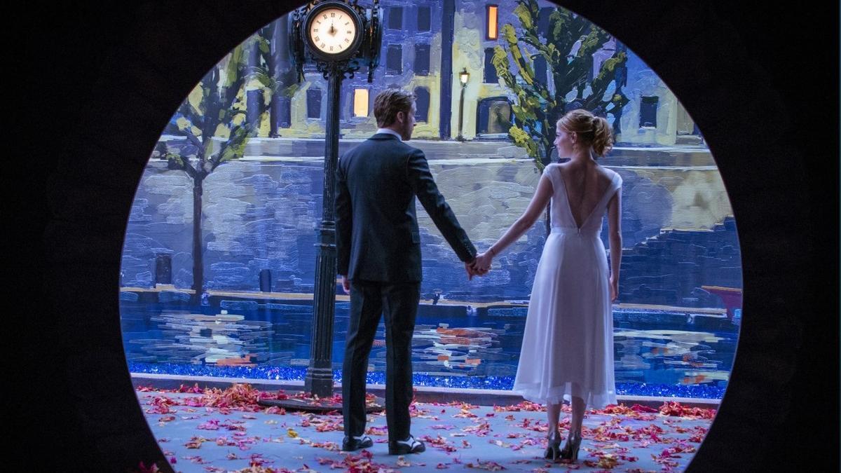 Ryan Gosling y Emma Stone, en un evocador fotograma de 'La ciudad de las estrellas (La La Land)'.